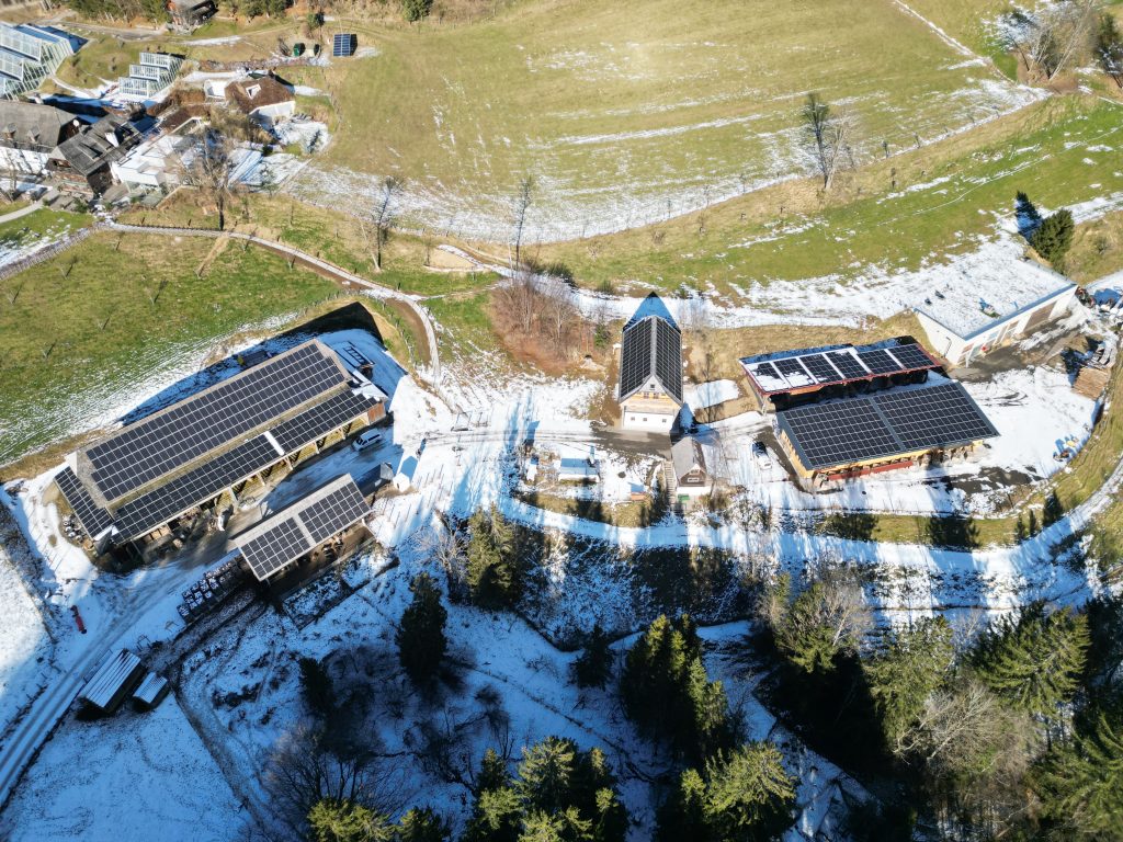 Drohnenaufnahme von Gebäuden mit Photovoltaikanlagen