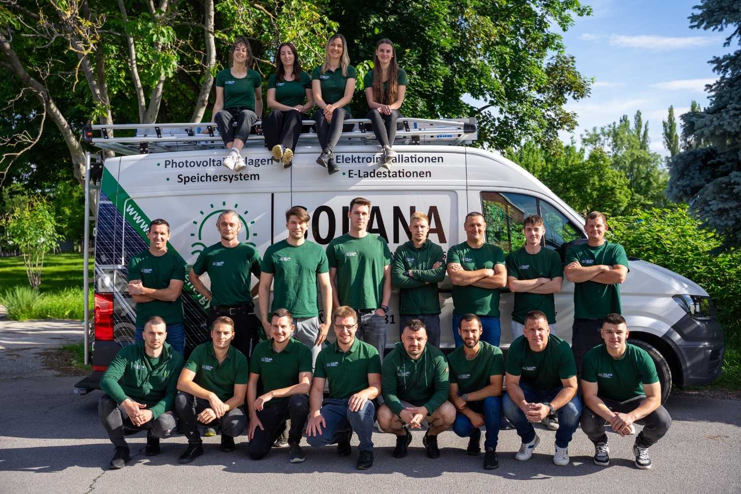 Foto vom ganzen Solana Team vor einem Montage-Bus