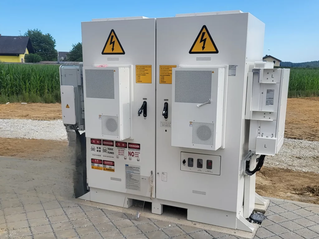 Gewerbespeicher im Freien mit blauem Himmel