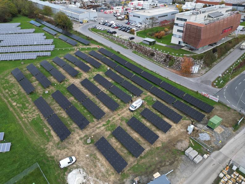 Drohnenaufnahme von einer Freiflächen-PV-Anlage