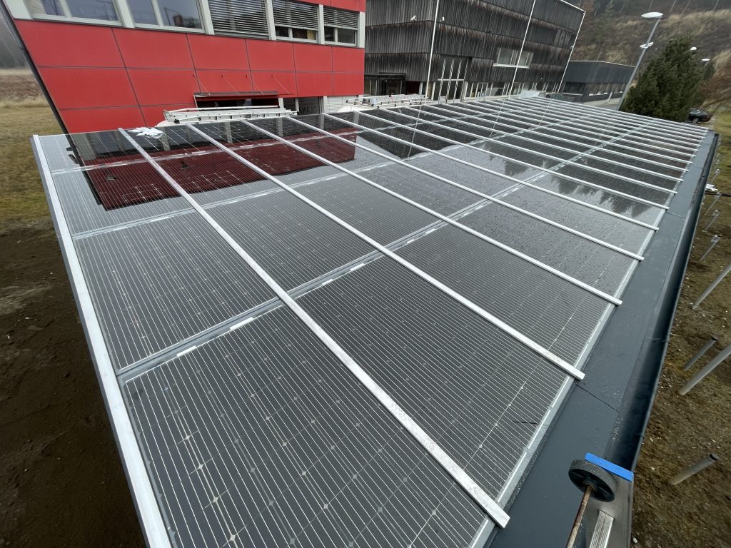 Dachintegrierte Photovoltaikanlage auf einem Carport des Holzinnovationszentrums