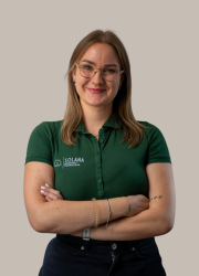 Johanna Stadlhofer lächelt in die Kamera. Sie trägt ein dunkelgrünes T-Shirt mit dem Solana Logo.