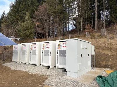 Fünf Gewerbespeicher Container im Freien mit Wald im Hintergrund